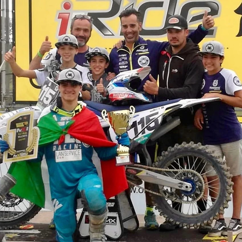 Andrea Roncoli e il team dopo il titolo italiano MX 125 Junior 2019