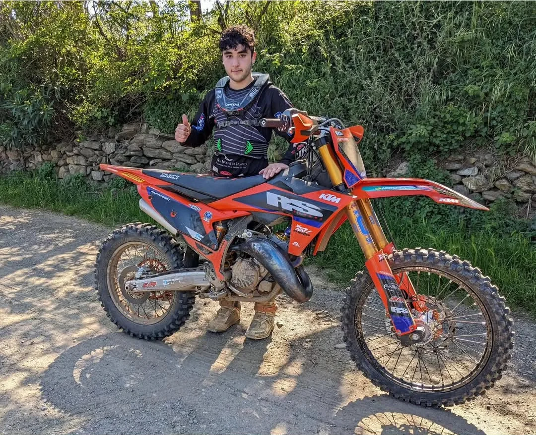 Filippo Barli con la KTM SX 125 durante un test Öhlins