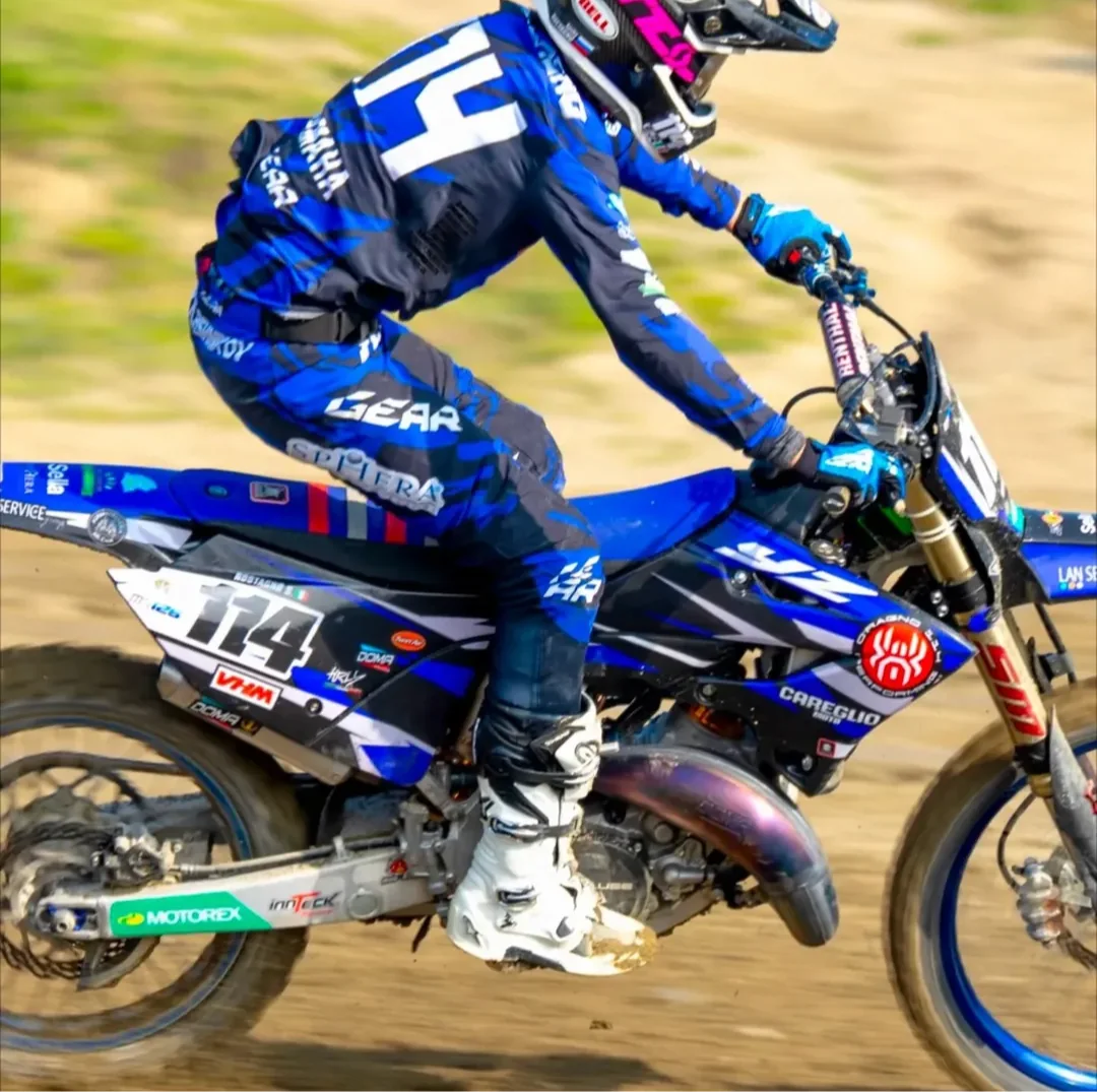 Pilota su Yamaha YZ 125 in gara